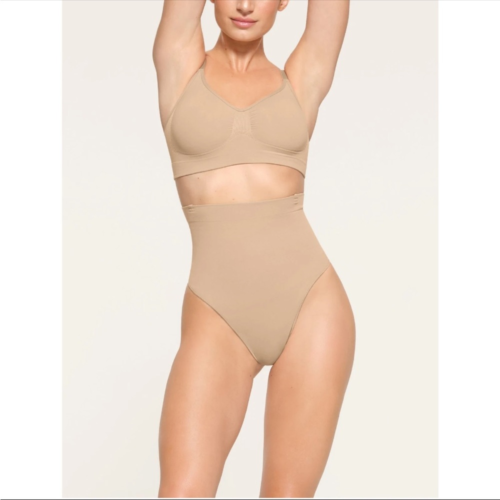 SKIMS Kim Kardashian Seamless Sculpt Mid Waist Thong L/XL